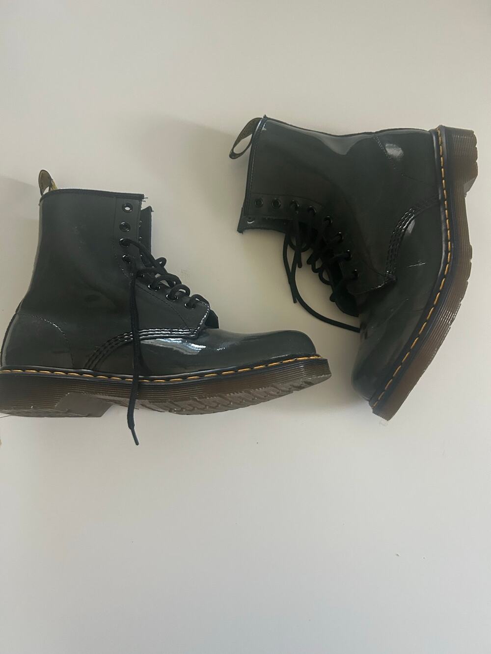 Dr. Martens 1460 8-Eye Boots in the glossy Grey Patent Lamper - Women 10